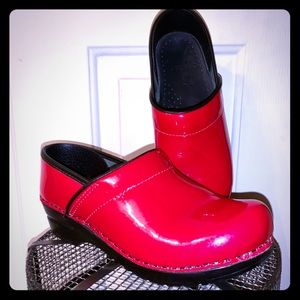 NWOB  DANSKO red clogs